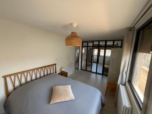 Postel nebo postele na pokoji v ubytování L'appartement du bonheur - Au Cœur des Volcans d'Auvergne sur la Route du Sud
