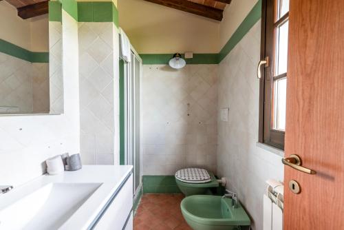 Un baño con dos inodoros y un lavabo. en Amis Home, en Castelnuovo D'elsa