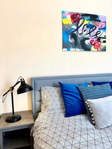 Ένα ή περισσότερα κρεβάτια σε δωμάτιο στο Modern Art House - serviced accomodation