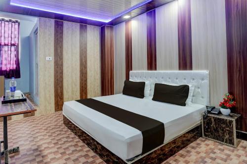 a bedroom with a large bed in a room at Hotel O Star The View in Kānpur