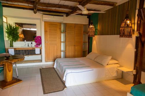 Кровать или кровати в номере Hotel Playa Scondida Barú