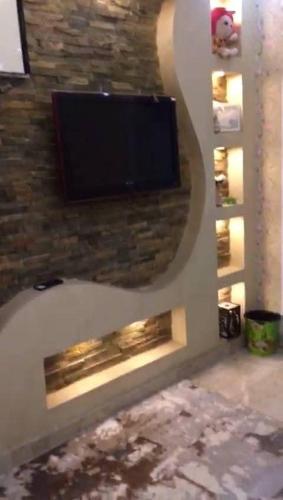 Una televisión o centro de entretenimiento en الازرق فارم