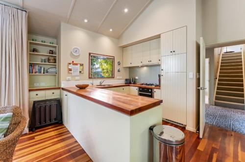 Dapur atau dapur kecil di Peaceful Outlook - Hatepe Holiday Home