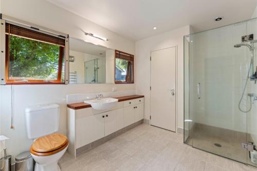 Bilik mandi di Peaceful Outlook - Hatepe Holiday Home