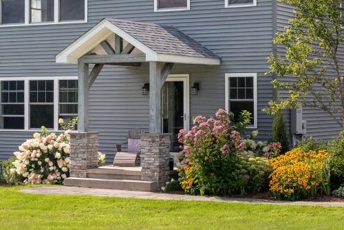 Κήπος έξω από το Elevated Catskills Getaway On 15-acre Private Farm