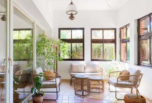 a living room with chairs and a couch at Willa Hamptons in Huta Podgórna