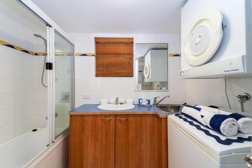 Η κουζίνα ή μικρή κουζίνα στο Mantra 1-Bedroom Apartment