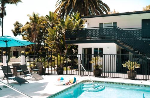 een zwembad voor een huis met een gebouw bij Pacific Crest Hotel Santa Barbara in Santa Barbara