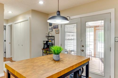 Φωτογραφία από το άλμπουμ του 14 Mi to Dtwn Indy Family Gem with Yard σε Greenwood