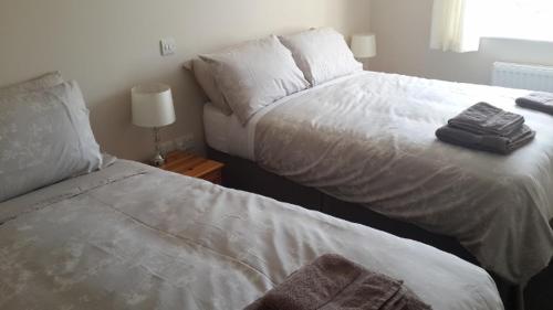 two beds sitting next to each other in a bedroom at Castaway Guesthouse in Kirkwall