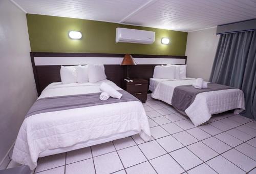 Postel nebo postele na pokoji v ubytování Hotel Vista Bahia & Marina