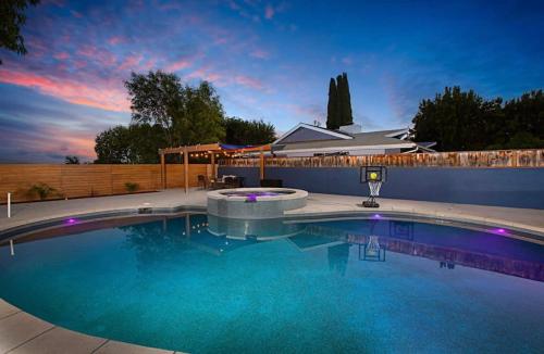 Bazén v ubytování Resort Home Sleeps 24 Two Units nebo v jeho okolí