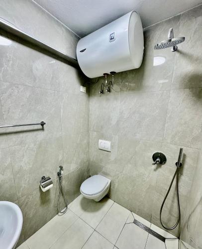 ティラナにあるNew Bazaar Cozy Villaのトイレと洗面台付きのバスルーム