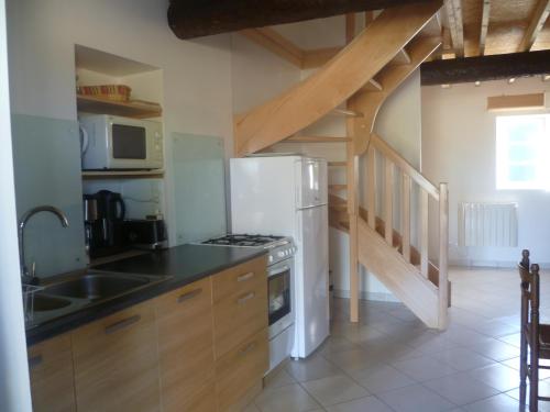 une cuisine avec un réfrigérateur blanc et un évier dans l'établissement Les Fenals, à Fitou