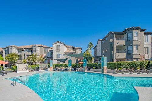 ein Schwimmbad vor einigen Wohnhäusern in der Unterkunft Deluxe 1BD King Bed Pool, Hot Tub, Gym, Parking in Glendale