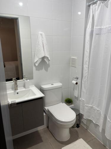 Ένα μπάνιο στο Dormitorio matrimonial con baño privado - altos de san miguel