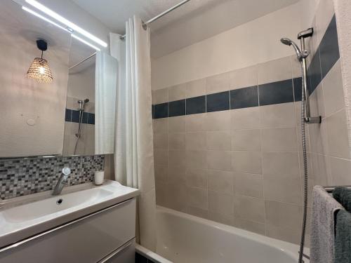 a bathroom with a tub and a sink and a shower at Appartement Nature au calme in Albi