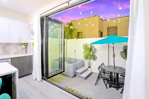 Μπαλκόνι ή βεράντα στο B- InstaWorthy & Family-Friendly NoHo Gem- Near Universal & Hollywood with Parking, Games, and Hot Tub