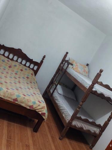 a pair of bunk beds in a room at Sítio Rodrigues in Pedro Leopoldo