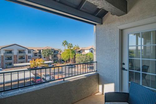 a balcony with a view of a city at Amiable 2BD King Bed with Pool, Hot Tub, Gym, Parking in Glendale