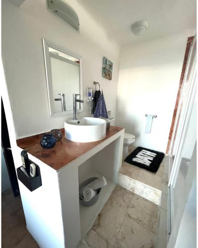 a bathroom with a sink and a mirror at Hermoso departamento en zona hotelera frente a la laguna in Cancún