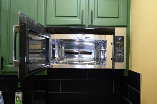 Η κουζίνα ή μικρή κουζίνα στο Fort Jackson Grad & USC Stay 2BR Parking Smart Kitchen, Concierge Guide