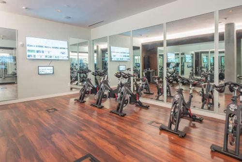 a gym with a bunch of treadmills and ellipticals at Relaxing 1BD - Pool, Gym, Parking, W-D - Sleeps 4 in Tempe