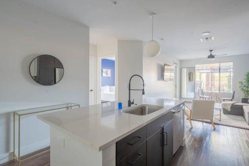 Η κουζίνα ή μικρή κουζίνα στο Luxury 1BD - Pool, Gym, Parking, W-D - Sleeps 4