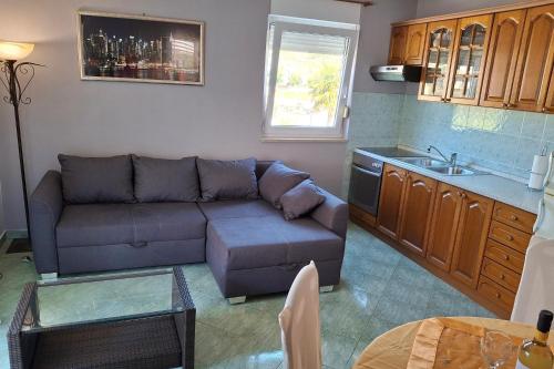 Apartments with parking space Palit, Rab - 24465