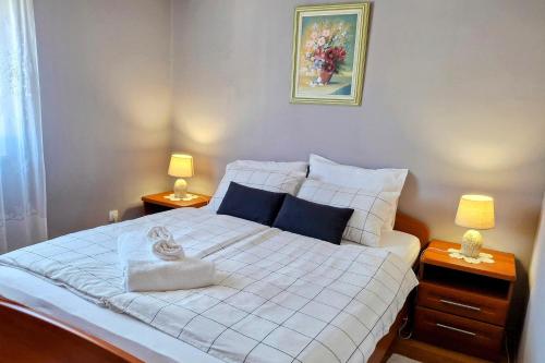 Apartments with parking space Palit, Rab - 24465