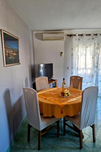 Apartments with parking space Palit, Rab - 24465