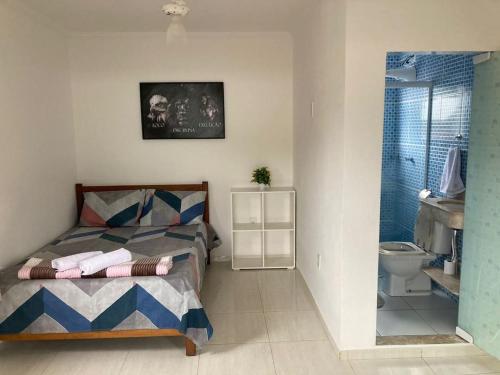 パラチにあるHospedagens Alexのベッドのある寝室とトイレのある浴室