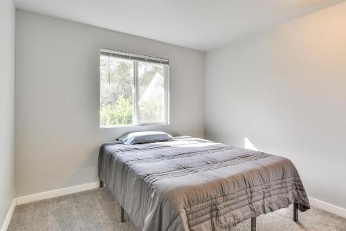 a bedroom with a bed and a window at Walk to Dtwn Milwaukie Family Gem with Creek Access in Milwaukie