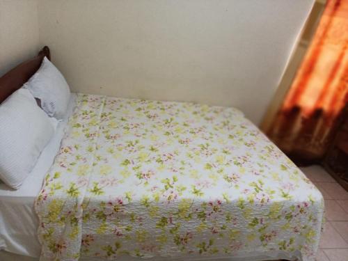 Una cama o camas en una habitación de Port of Call Hotel