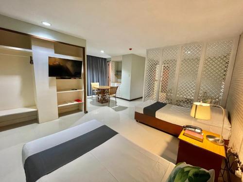 Ein Bett oder Betten in einem Zimmer der Unterkunft The VIP Hotel Cagayan De Oro
