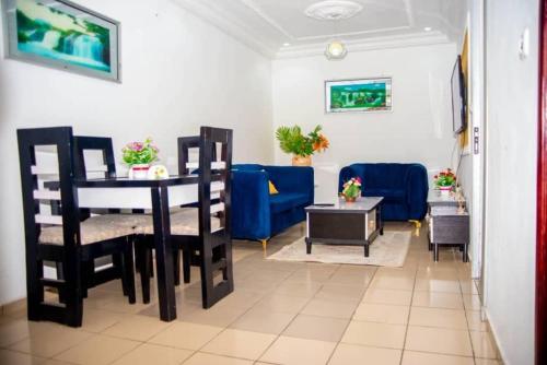 2 Bed Apt Sleeps 5 - WiFi Parking Balcony