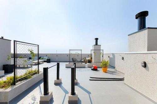 a rooftop patio with a view of a building at Executivo próximo ao Portão, Shopping Palladium e Cidade Industrial in Curitiba