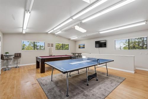Kemudahan pingpong di Heavenly Hilltop - 3-Level Home with Game Room home atau berdekatan