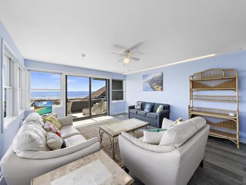 Ship Bottomにある3 Bedroom Penthouse At The Fisheryのソファ2つとテーブルのあるリビングルーム