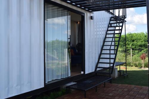 a ladder on the side of a house with a patio at Noite Estrelada Holambra in Holambra