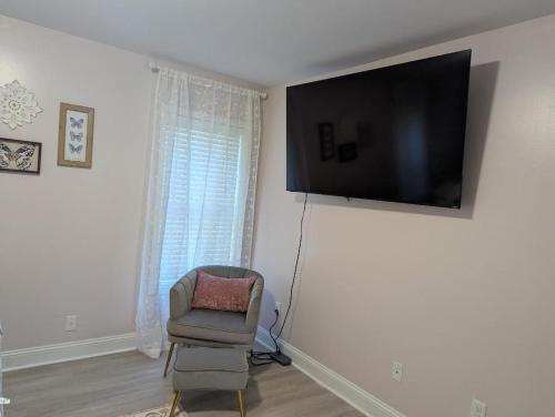 Μια τηλεόραση ή/και κέντρο ψυχαγωγίας στο Epic Wilmington Vacation Home