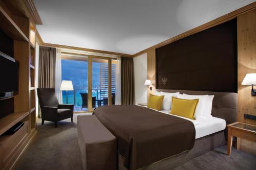 Ένα ή περισσότερα κρεβάτια σε δωμάτιο στο Kempinski Hotel Das Tirol