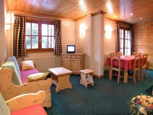 un salon avec un canapé et une table dans l'établissement Chalet in Les Deux Alpes near Ski Lift, à Les Deux Alpes