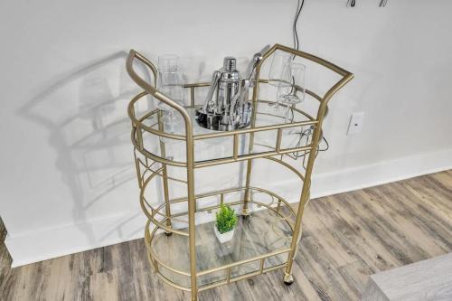 un casier à vin en métal avec des bouteilles et une plante dessus dans l'établissement Luxurious King 3BR Suite Mins to Downtown Durham!, à Durham