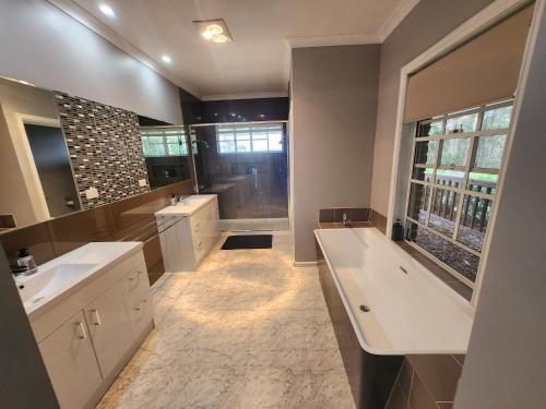 Ένα μπάνιο στο Scarlet Woods Big House