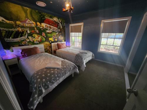 Ένα ή περισσότερα κρεβάτια σε δωμάτιο στο Scarlet Woods Big House