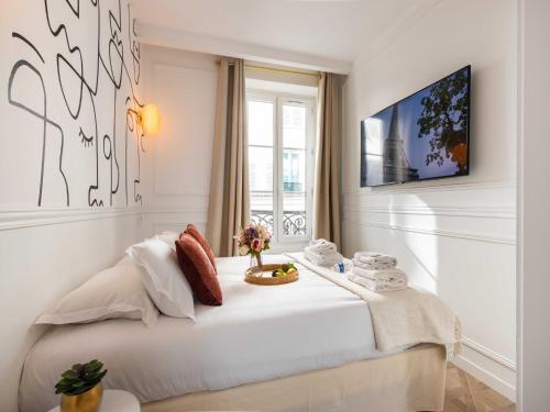 une chambre blanche avec un lit avec une fenêtre dans l'établissement Charming studio - 2P - Pigalle Sacré-C ur, à Paris