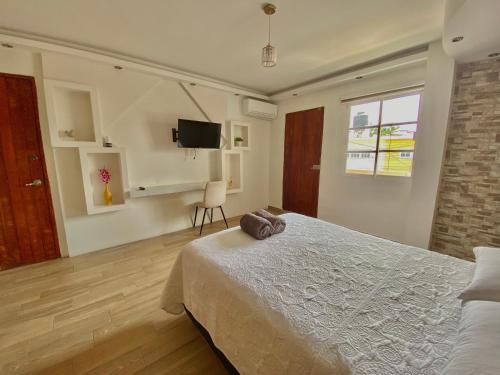 a bedroom with a bed and a flat screen tv at Ubicación top: Depto. a 3 min de la playa in Veracruz