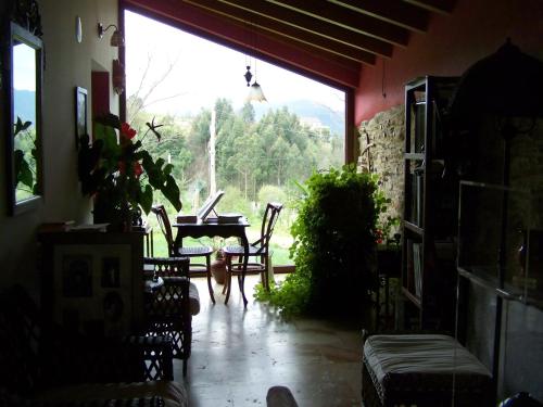 sala de estar con ventana grande y mesa en A Casa de Mañas en Mondoñedo