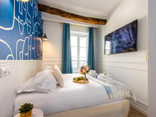 - une chambre avec un grand lit blanc et des rideaux bleus dans l'établissement Charming studio - 2P - Pigalle Sacré-C ur, à Paris